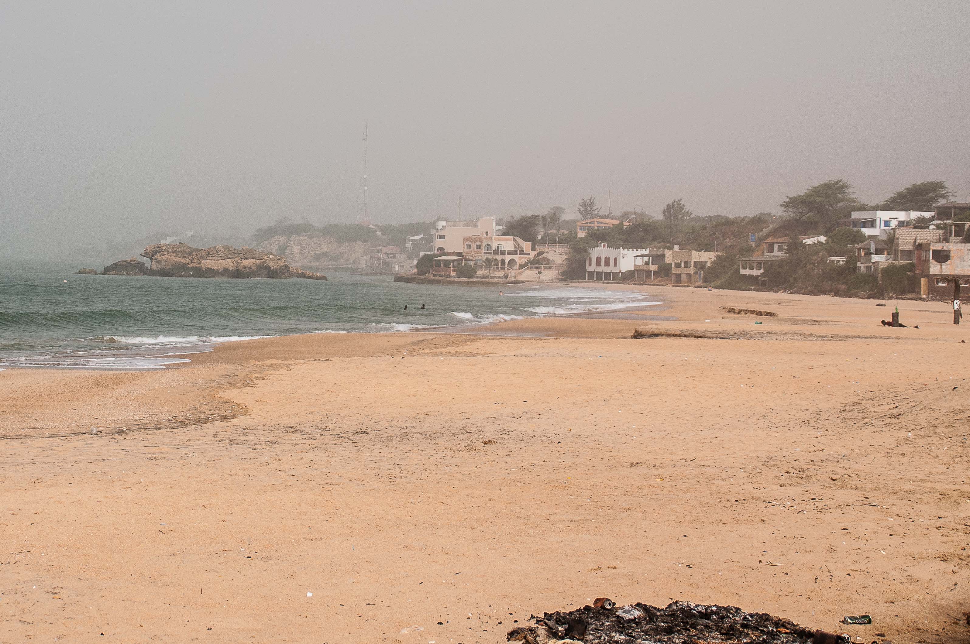 Popenguine, une partie de la plage, vue du pied de la falaise.